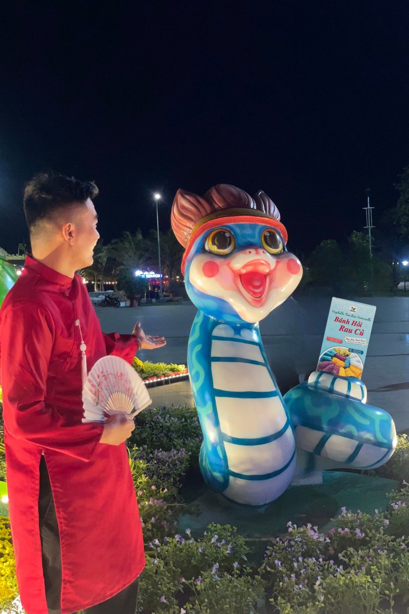 royalpham18's tweet photo. Ai bảo năm nay hem có bé Na Bánh Hỏi Rau Củ?
Em vừa check in với bé Na đây mà. Bé Na Bánh Hỏi và Ông Hoàng Bánh Hỏi.
💫 Kính chúc thị trấn X nhà mình đã hết năm con rồng nên sẽ hết gồng mà lột xác thần tốc và thắng lợi hơn năm nay.
#Vidata https://t.co/l1YW5Km0By