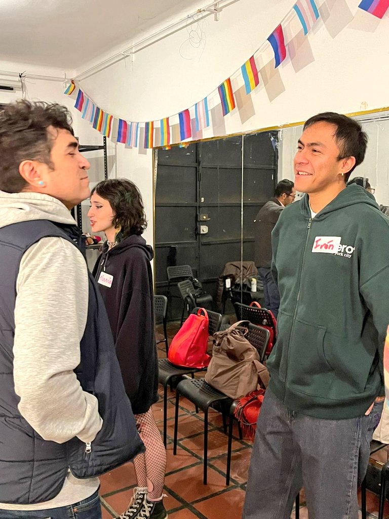 casalamoira's tweet photo. Cerramos la noche con el corazón contentx y nuestro #speedfriending siendo todo un éxito. Gracias torales! 🙌 Nos vemos mañana mis moireras! https://t.co/Bk8u3s2zNS