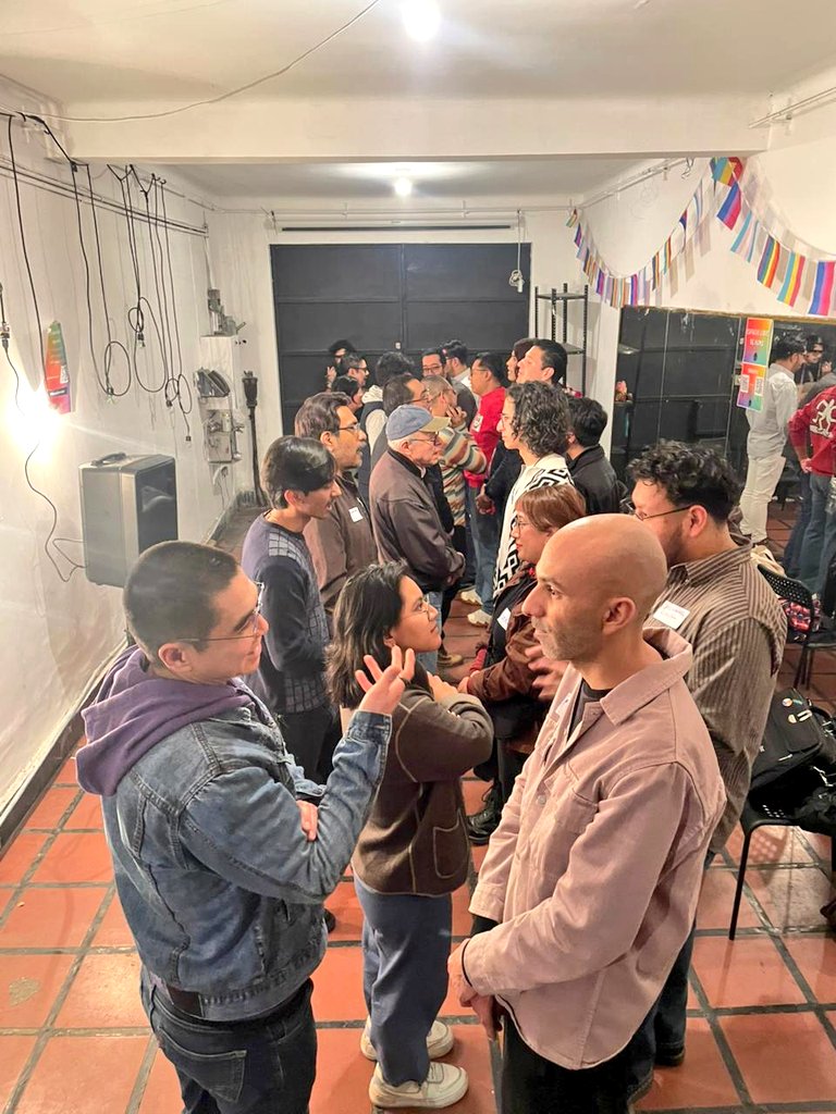 casalamoira's tweet photo. Cerramos la noche con el corazón contentx y nuestro #speedfriending siendo todo un éxito. Gracias torales! 🙌 Nos vemos mañana mis moireras! https://t.co/Bk8u3s2zNS