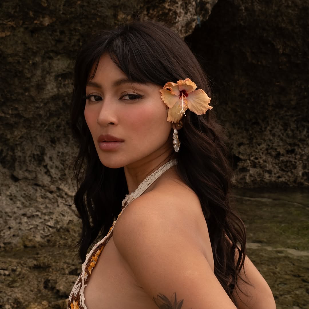 PhilstarNews's tweet photo. TROPICAL GODDESS ☀️

Nadine Lustre wowed her social media followers after posting her latest photos on Instagram, taken at a beach. Many comments praised her beauty, with one even calling her a "real-life Moana."

📸 Nadine Lustre via Instagram https://t.co/5qsesN13pe