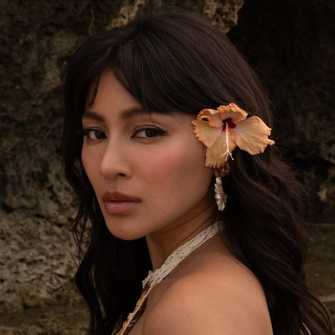 PhilstarNews's tweet photo. TROPICAL GODDESS ☀️

Nadine Lustre wowed her social media followers after posting her latest photos on Instagram, taken at a beach. Many comments praised her beauty, with one even calling her a "real-life Moana."

📸 Nadine Lustre via Instagram https://t.co/5qsesN13pe