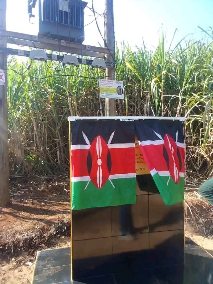 Son_of_Laikipia's tweet photo. Ruto went to Western Kenya to launch a transformer and four electric poles to thank Mudavadi for folding up his party and joining UDA😂. https://t.co/546N1LvxoS