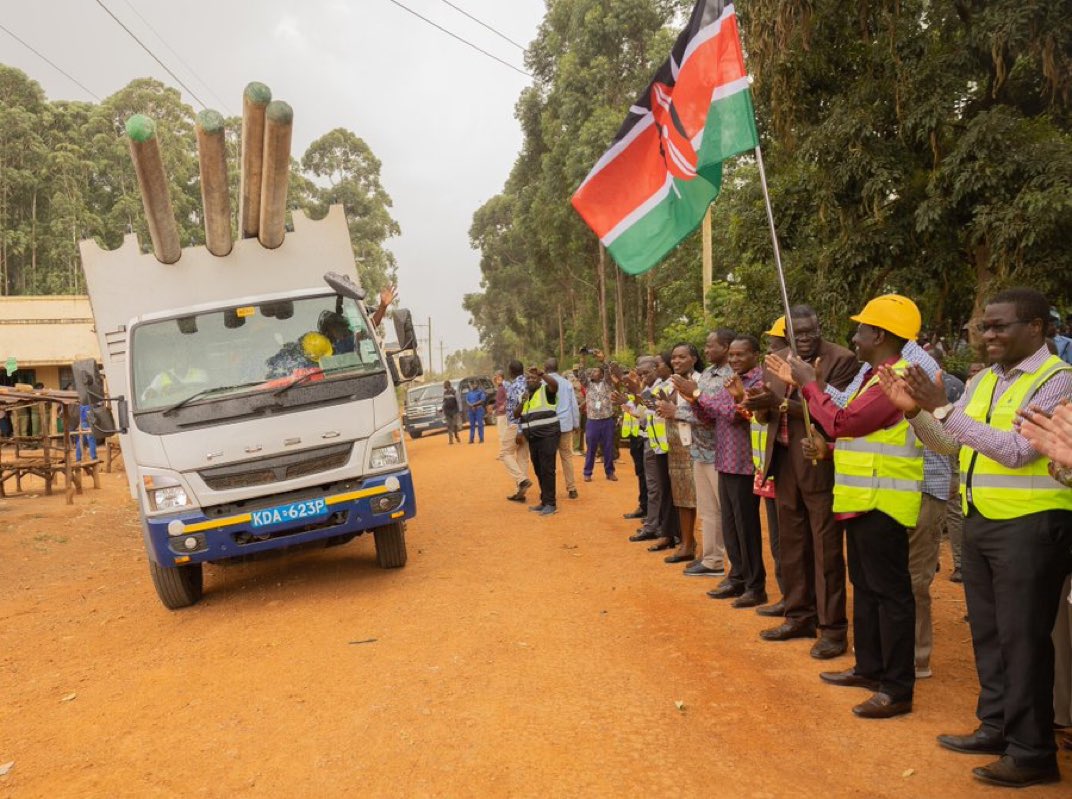 Son_of_Laikipia's tweet photo. Ruto went to Western Kenya to launch a transformer and four electric poles to thank Mudavadi for folding up his party and joining UDA😂. https://t.co/546N1LvxoS