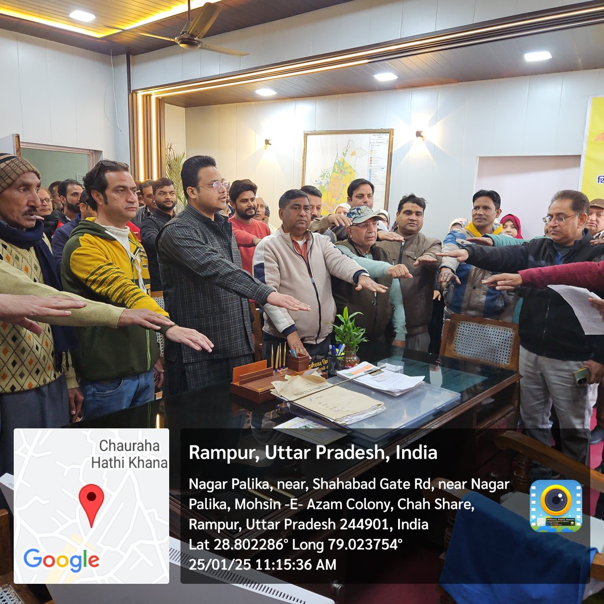 npprampur's tweet photo. आज दिनाँक 25.01.2025 को शासन के निर्देशानुसार नगर पालिका परिषद रामपुर में राष्ट्रीय मतदाता दिवस की शपथ समस्त कर्मचारियों की उपस्थिति में करवाई गई।
@NagarVikas_UP 
@SwachhBharatGov https://t.co/EjxaJzpFFY