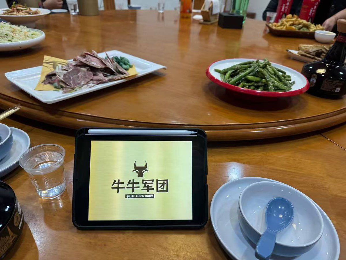 btc100w100w's tweet photo. 【牛哥请你和家人吃家常饭  第六期】

福利继续，三连即可。

1.  需要是你和家人吃，陪陪家人啊，别天天开单。
2.  100u标准，根据小票报销。
3.  是多互动的铁粉，感恩大家的支持。
4.  力所能及，持续到过年，你别私聊我，我会私聊你。 https://t.co/p0Rf12brAx