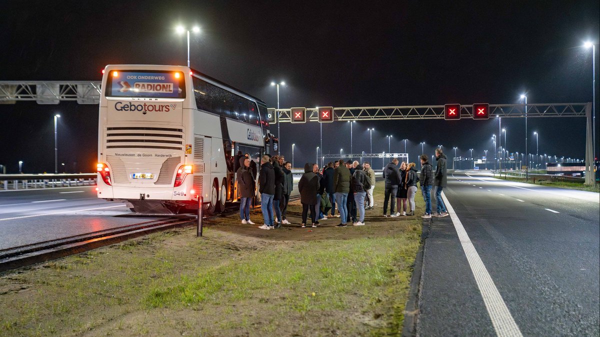 Feestgangers stranden op snelweg na busbrand