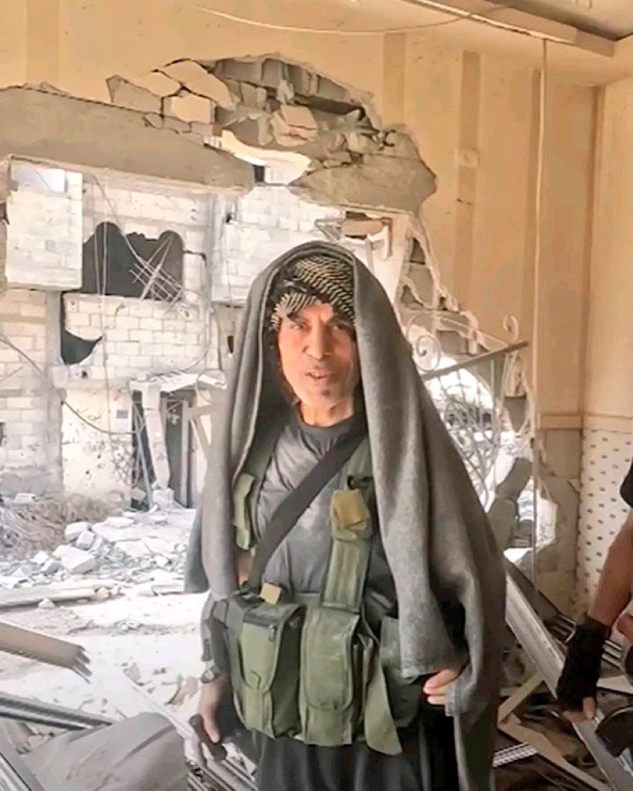 omar1393omar's tweet photo. نفس اللبس الى انقتل فيه السنوار   … صور فيه مع قناة الجزيرة 
والله يالجزيرة سوت له فخ جامد  جدا 
شيطان ثامر المسحال
نفس فخ رمزي بن الشيبة وخالد شيخ محمد  مع سرى للغاية ويسرى فوده https://t.co/zJIVqJCapk