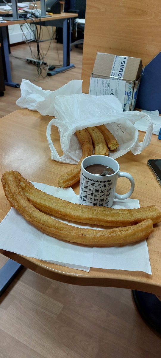 FranBcnMad's tweet image. #DesayunandoEnElTrabajo #Porras #Chocolate