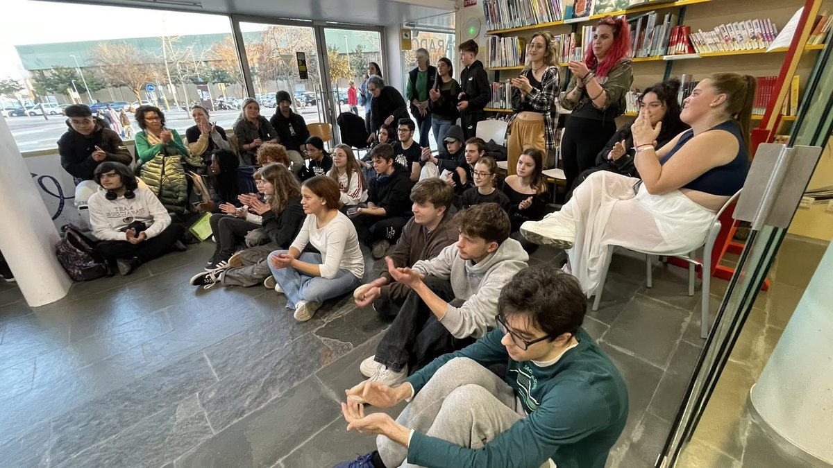 Blanes_cat's tweet photo. Notícia: Blanes celebra els 11 anys de la Biblioteca Jove amb diversos actes celebrats protagonitzats per uns 300 joves Al matí més de 200 alumnes d’institut van assistir a la presentació del III Concurs de Fotografia Filosòfica, i a la tarda actuacions

https://t.co/QZUXWmk67x https://t.co/bXqe6ybu9L