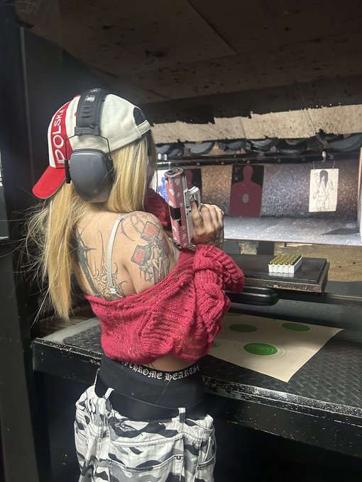 Watch zombrii 🤍's leaked NSFW photo on TwXstars