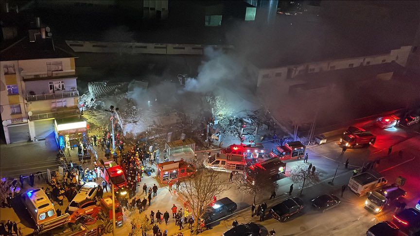 ak_basiskele's tweet photo. Konya’da meydana gelen 4 katlı bina çökmesinden etkilenen vatandaşlarımıza geçmiş olsun dileklerimizi iletiyoruz. Enkaz altında kalan vatandaşlarımızın bir an önce kurtarılmalarını diliyor, yaralılara acil şifalar diliyoruz. https://t.co/YsunYHGuNe