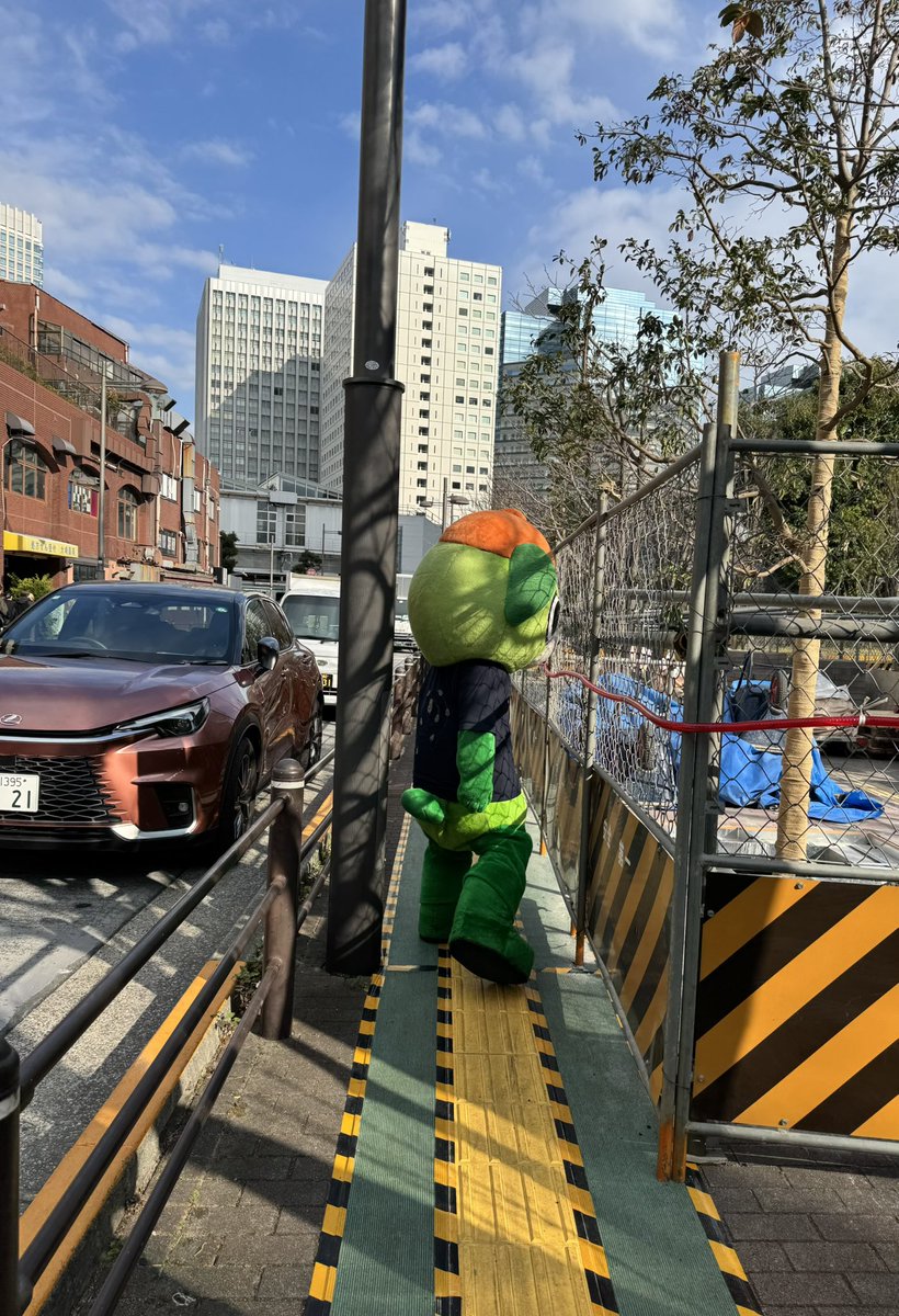 yo_tan's tweet photo. いざマルシェへ出発!!
マルシェまでの道のりはみんなでのんびりお散歩☆
イッちゃんはちびっこ達と触れ合いながら♡
とっても優しい時間𓂃𓈒𓏸
#大崎さんと冬散歩 #大崎一番太郎 #神崎隆広#project30 #ride22 https://t.co/WxdnNoaGDI