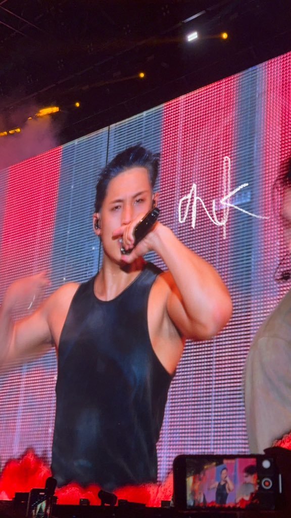 mas mainit ba sa singapore at hindi niyo to ginawa sa pilipinas?!?!?!?!?!?!?!??!

ay si mingyu nakasando namn d2 pero si wonwoo shutakah