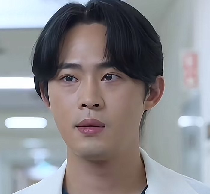 Jaeswifeau's tweet photo. never doubted him even for a bit, i just knew that he truly admire Dr. Baek by the way he looked at him every time they’re in the operating room, the best anesthesiologist of the year 🫶🏼

#TheTraumaCodeHeroesonCall 
#TheTraumaCode_HeroesOnCall https://t.co/5rJPnUZvV2