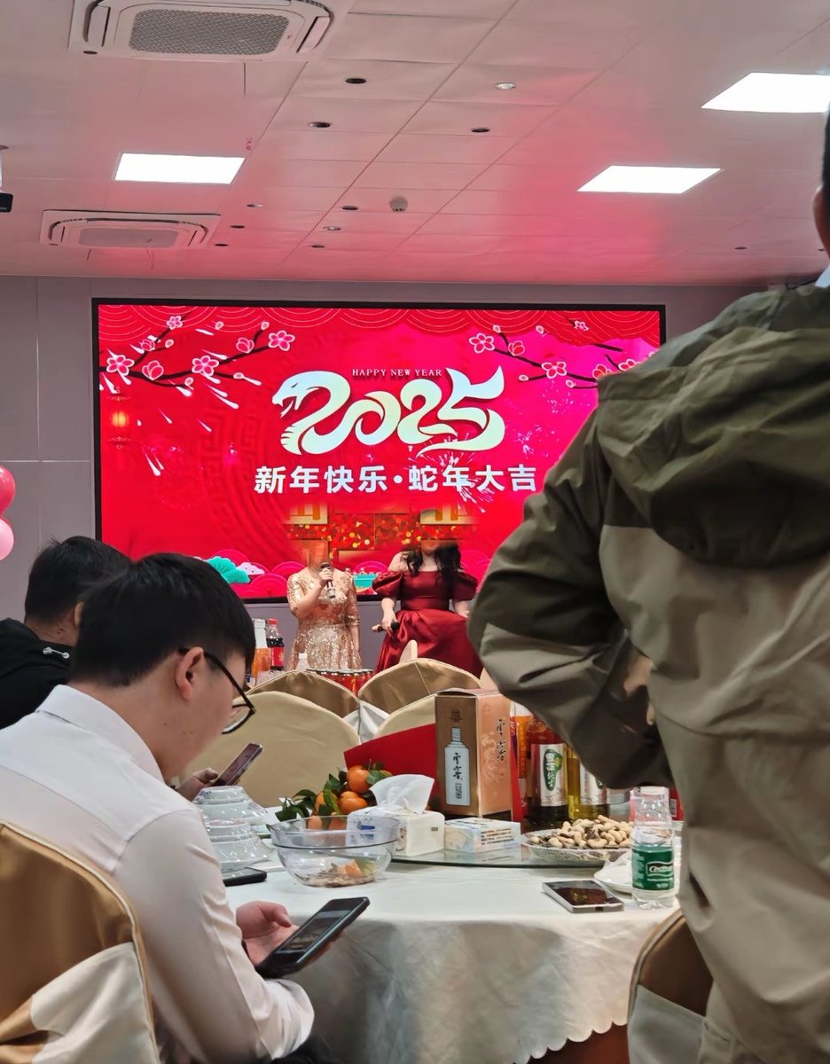 开年会！！我今天穿的很烧，全场最靓❤️❤️🥰 https://t.co/AEA4Pc4iNJ