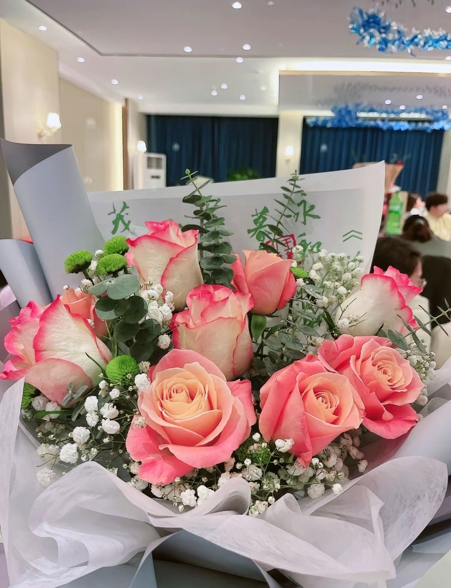 开年会！！我今天穿的很烧，全场最靓❤️❤️🥰 https://t.co/AEA4Pc4iNJ