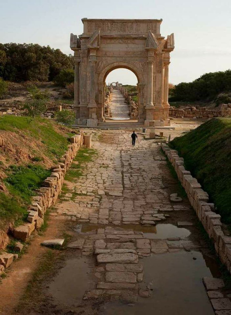 Leptis Magna. Ses ruines se situent à Khoms, en Libye. Le site est l'un des vestiges romains les plus spectaculaires et les plus préservés de la Méditerranée.

Via <a href="/romanhistory1/">Roman History</a> 🙏👏