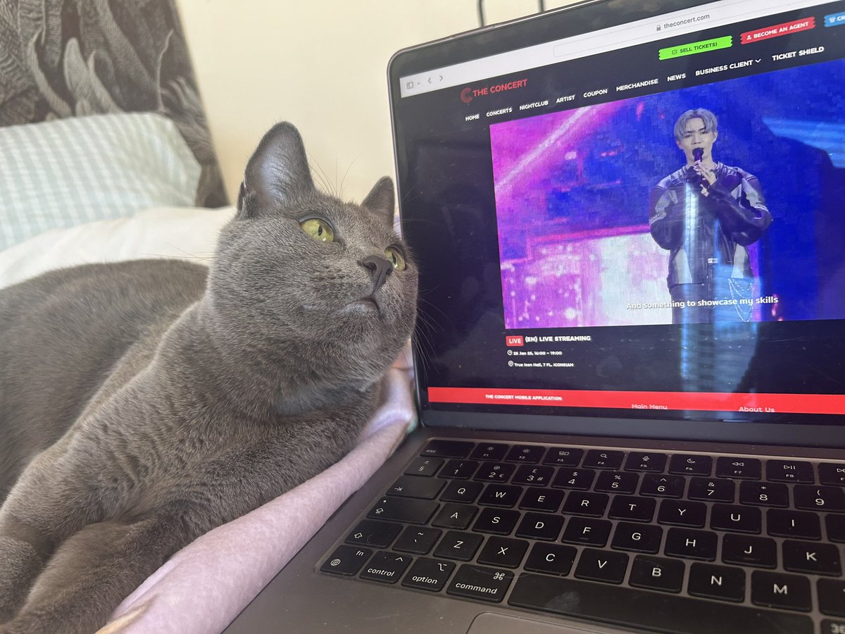 I think someone else loves <a href="/zee_pruk/">Z</a> 🥰😅 #ZeePruk1stFanMeeting #ZeeYouInTheParty