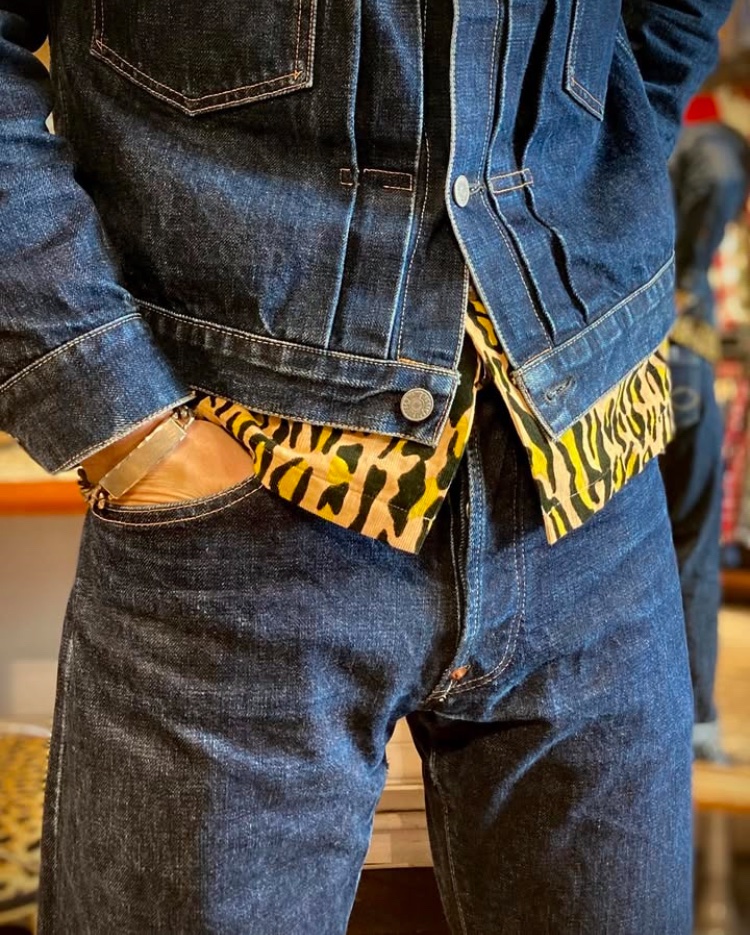 DryBones_Nagoya's tweet photo. Both the jacket and pants are made from the same 13.5 oz selvedge denim.
デニムジャケットは1st・2nd共に全サイズ完売につき、現在予約を受付中。
パンツの方も完売サイズ多いですが、店頭在庫も多少はあります。
#drybones #nagoya #vintagestyle #heritage #jeans #denim #denimsetup https://t.co/Po4Q9ybElm
