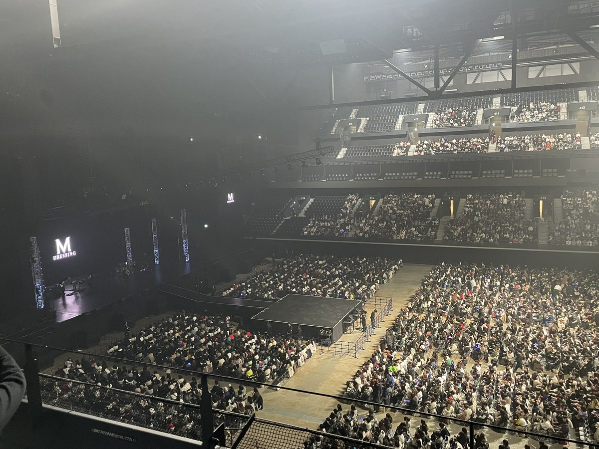 gottu_bashiko's tweet photo. 同級生が宮野真守さんのバックバンドで、地元でツアーファイナルって事で招待されて行ってきた！ペンラと黄色い歓声新鮮だったし、面白い演出もあってすごい楽しかった！見た目だけじゃなく人気なの納得。上裸見慣れてるのにあまりにセクシーでドキドキした。また行きたい！！ https://t.co/joEAYVVq4R