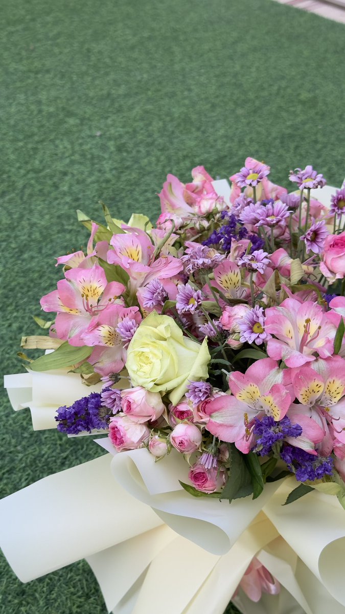 jo00ori13's tweet photo. الجمَال دائماً، في المكَان الذِي يُوجد فيه وَرد 🌸🌷🌹 https://t.co/5tn7b3HwZT