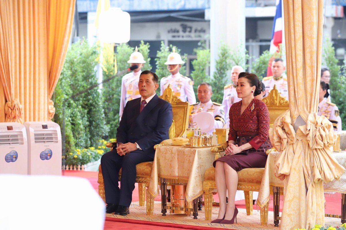 ในหลวง-พระราชินี ทรงเปิด ๒ ซุ้มประตูเฉลิมพระเกียรติ ฯ ชาวไทยเชื้อสายจีนรวมพลังสามัคคีถวายความภักดี