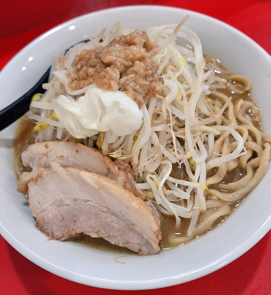 2025 らーめん巡り編 (2)

 『 ラーメン 』

麺は太麺
スープは気持ち濃いめ
モヤシ、シャキシャキ
野菜多めも要検討
肉厚チャーシュー噛むとほぐれる
染み込む旨み
途中、軽めにコショウふったらパンチがきいた
美味しかったです
