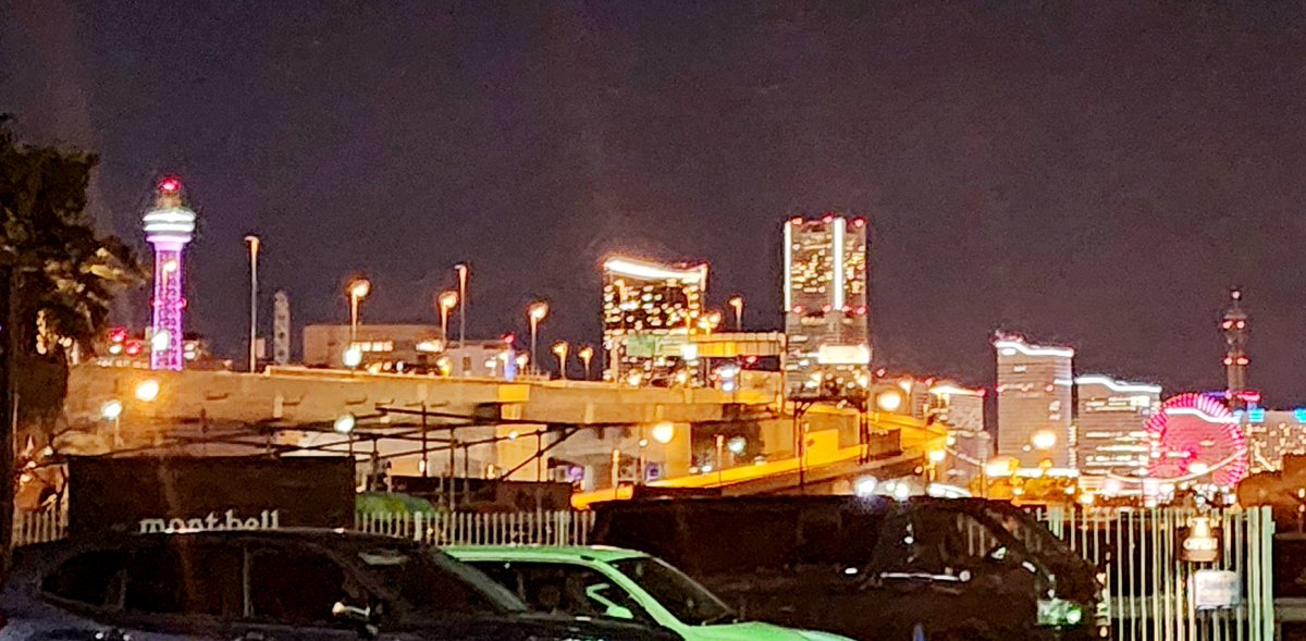 umjun1's tweet image. 横浜BAYHALLでHedigan&apos;s初のワンマンツアー初日。凄かった。去年より強度と狂度が増していた。が、オレらはオレら感が減じて、ステージ上と下との距離がグッと縮まった印象。明るさ優しさと狂気との素敵な同居、みたいな。いやもうとにかく最高のロックバンドだな。あと本村くんの動きに目が釘付け。