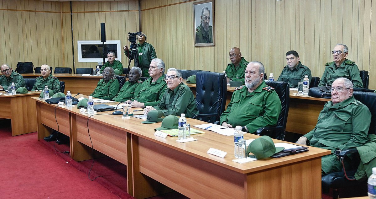 Como parte del desarrollo del Ejercicio #Bastión2024, el General de Ejército Raúl Castro, líder histórico de la #RevoluciónCubana y el Presidente del Consejo de Defensa Nacional <a href="/DiazCanelB/">Miguel Díaz-Canel Bermúdez</a>, visitaron el Puesto de Mando del Ejército Occidental. #ElPuebloUniformado
