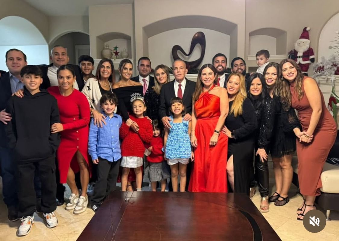 Godly_Gladiator's tweet photo. Manuel Rosales pasa todas las navidades y año nuevo en Orlando, Florida. ¿Cómo puede entrar y salir de Venezuela sin problemas si supuestamente es de la oposición? https://t.co/wkNCYJj72w