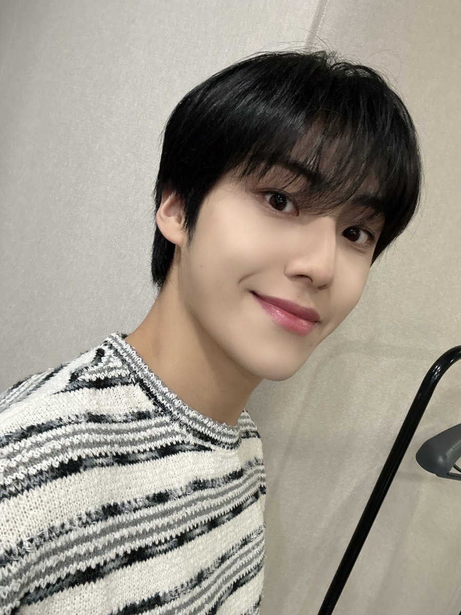 YOUNITE_twt's tweet photo. 즐거운 연휴 되세요 ✋😊

#은상 #EUNSANG https://t.co/BoUQUazxyZ