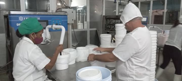 AlbertoLopezcu's tweet photo. #BuenosDías
Camino a #PinarDelRío, en @LacteoPRI se celebrará el acto nacional por el día del trabajador de la Industria Alimentaria, una digna sede, allí la producción del 2024 superó a la del año anterior en unas  4000 tn con una destacada labor sindical. 
Felicidades!!🇨🇺 https://t.co/VSESvx8ySt