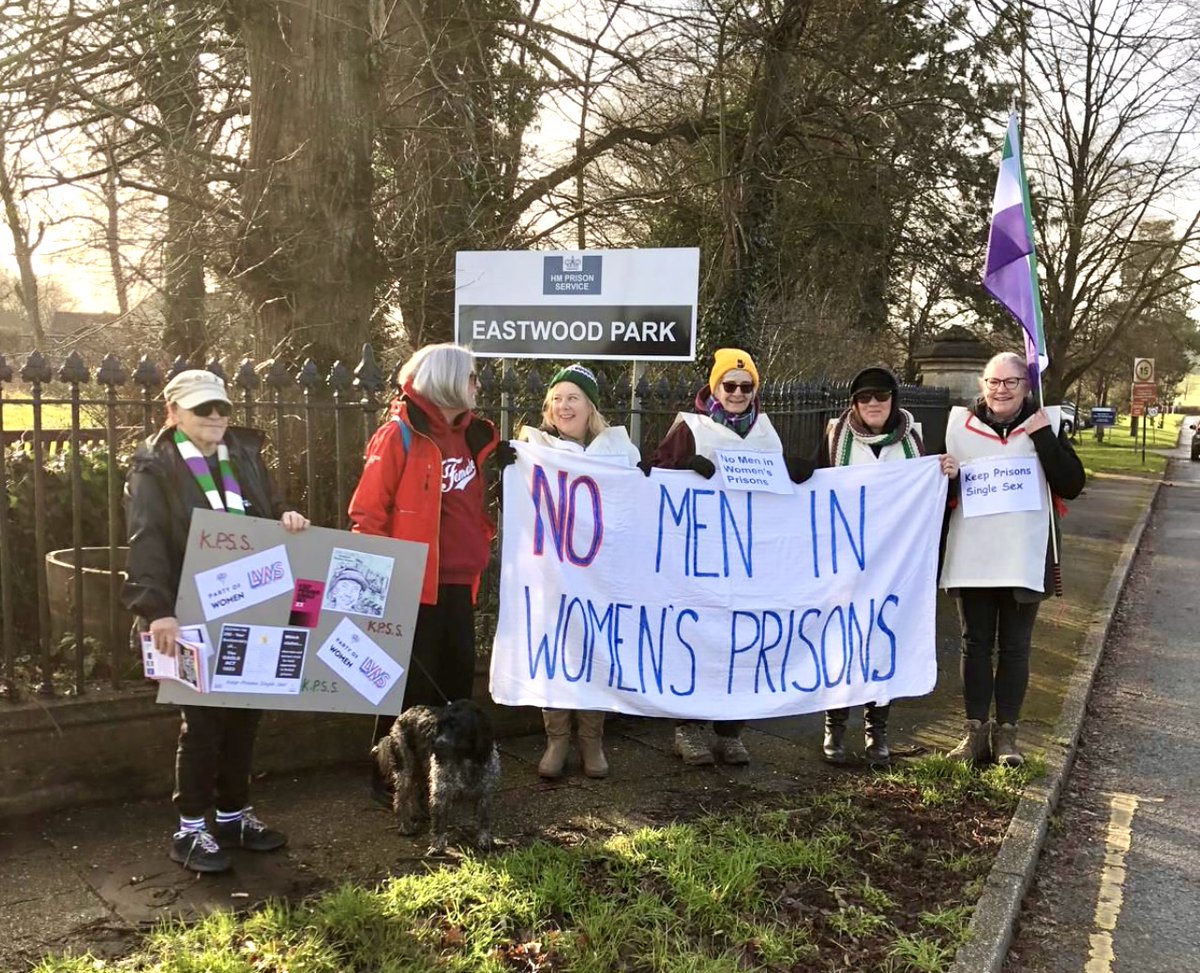 A great photo from today's protest outside HMP Eastwood Park. Women say no.
#NoMenInWomensPrisons
#KeepPrisonsSingleSex