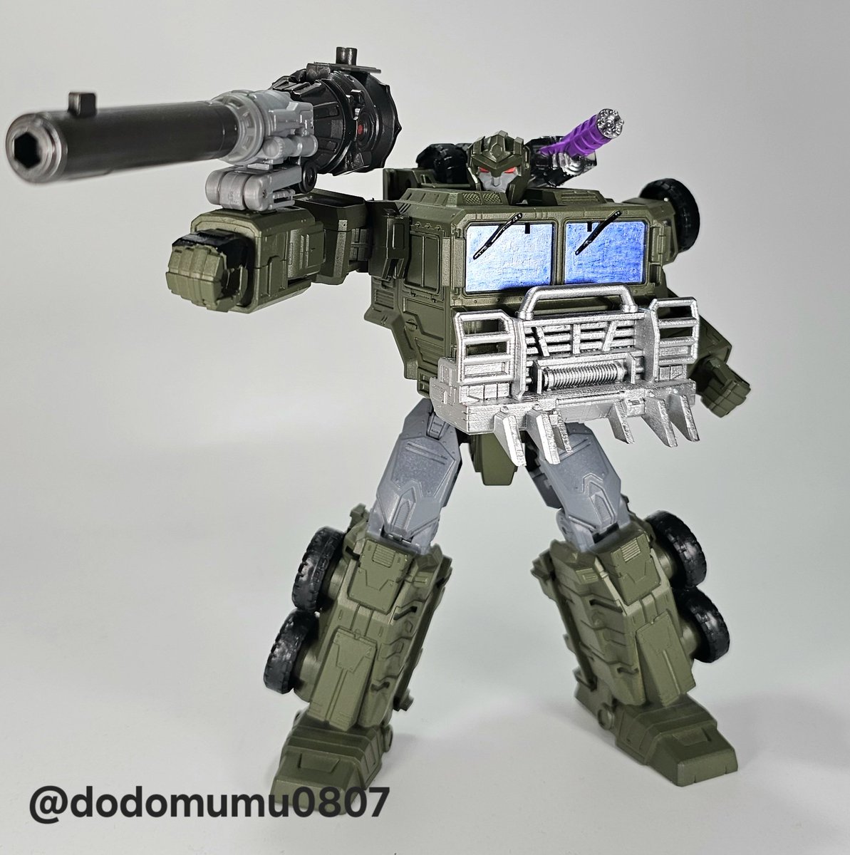 dodomumu0807's tweet image. #トランスフォーマー
#リペフォ
#Maccadam
C81 (メガトロン)

新年一発目はこちら！
ボットコンのcybertron's most wantedより、C81です！アクシオムネクサスに紛れ込んだ実写メガ様ですね。dotmメガみたいなクロークを作ってみてもいいかもですね~