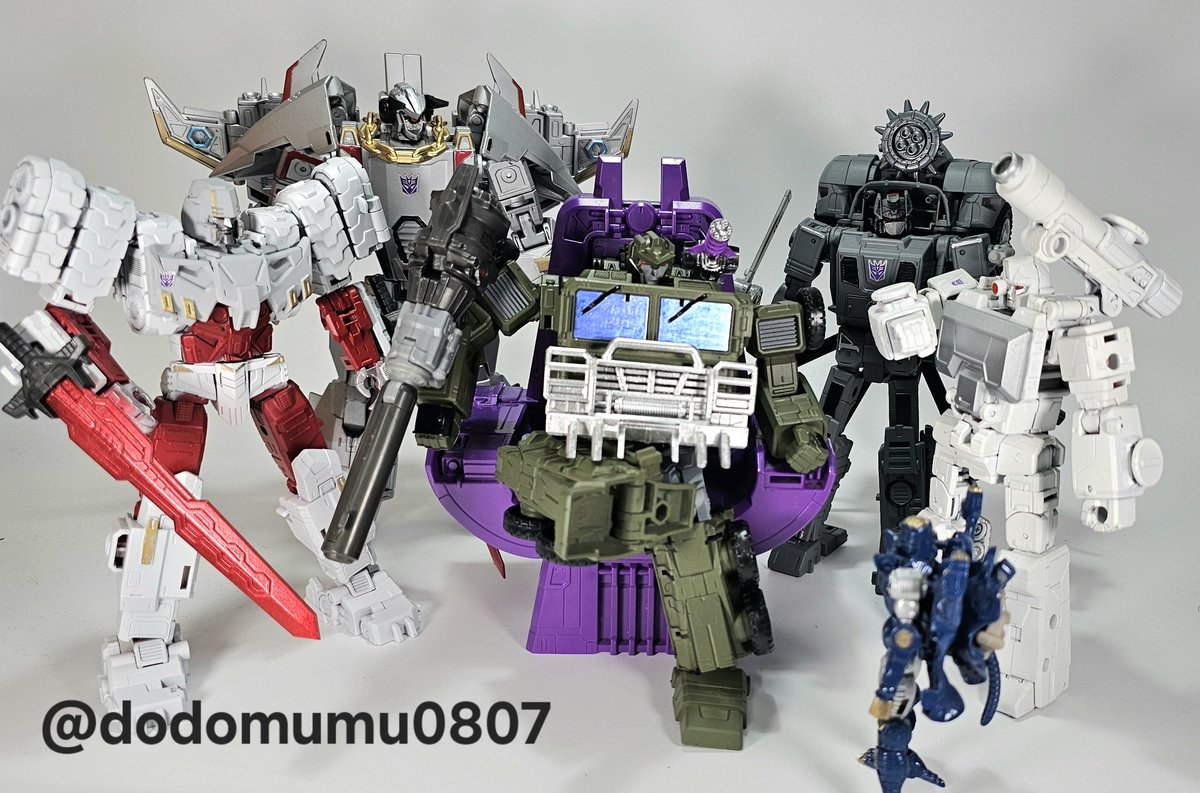 dodomumu0807's tweet image. #トランスフォーマー
#リペフォ
#Maccadam
C81 (メガトロン)

新年一発目はこちら！
ボットコンのcybertron's most wantedより、C81です！アクシオムネクサスに紛れ込んだ実写メガ様ですね。dotmメガみたいなクロークを作ってみてもいいかもですね~