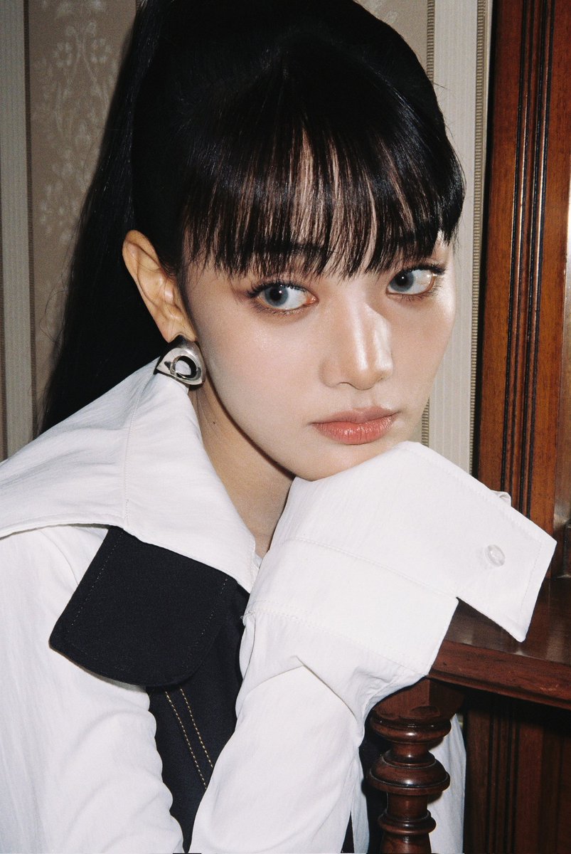 민니야 솔로앨범 너무너무 축하해 민니 음색이 정말 독특하면서도 편안하고 멋있는데 민니 음색으로 가득찬 곡을 들을때마다 행복해져 민니는 항상 네버랜드한테 모든 사랑을 주려고 하는 것 같아서 너무 고맙고 무대 위 민니는 누구보다 빛나니까 이번 활동 무사히 마치자 !!
#민니 #MINNIE #HER