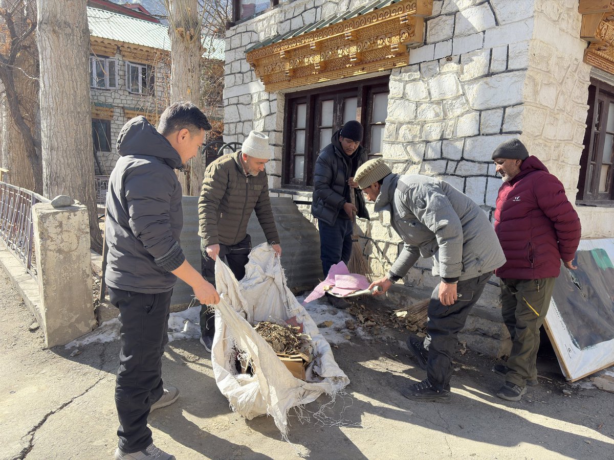 utladakhtourism's tweet photo. On #NationalTourismDay2025, the staff of the tourism department carried out a cleanliness drive at the Assistant Director's Office, Kargil.

#NationalTourismDay
#TourismDay2025
#CleanLadakh #swachhbharat 

@tourismgoi @PIBTour @SwachhBharatGov @DIPR_Kargil @diprleh https://t.co/qFUJg3b5dO