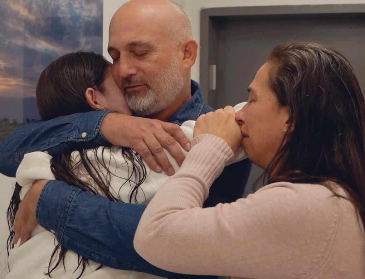 Naama Levy dans les bras de ses parents. Larmes de bonheur ❤️