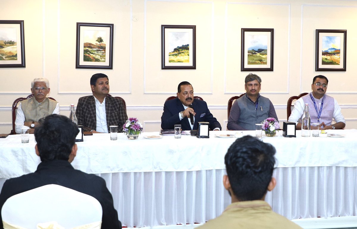 DrJitendraSingh's tweet photo. “Indian Institute of Democratic Leadership (#IIDL) #Mumbai making commendable efforts to bridge the gap between young talent and India’s evolving democratic and governance needs. A stepping stone towards creating “New Leaders for a New India”. Today’s youth is much more informed, participative and aspirational than ever before”.