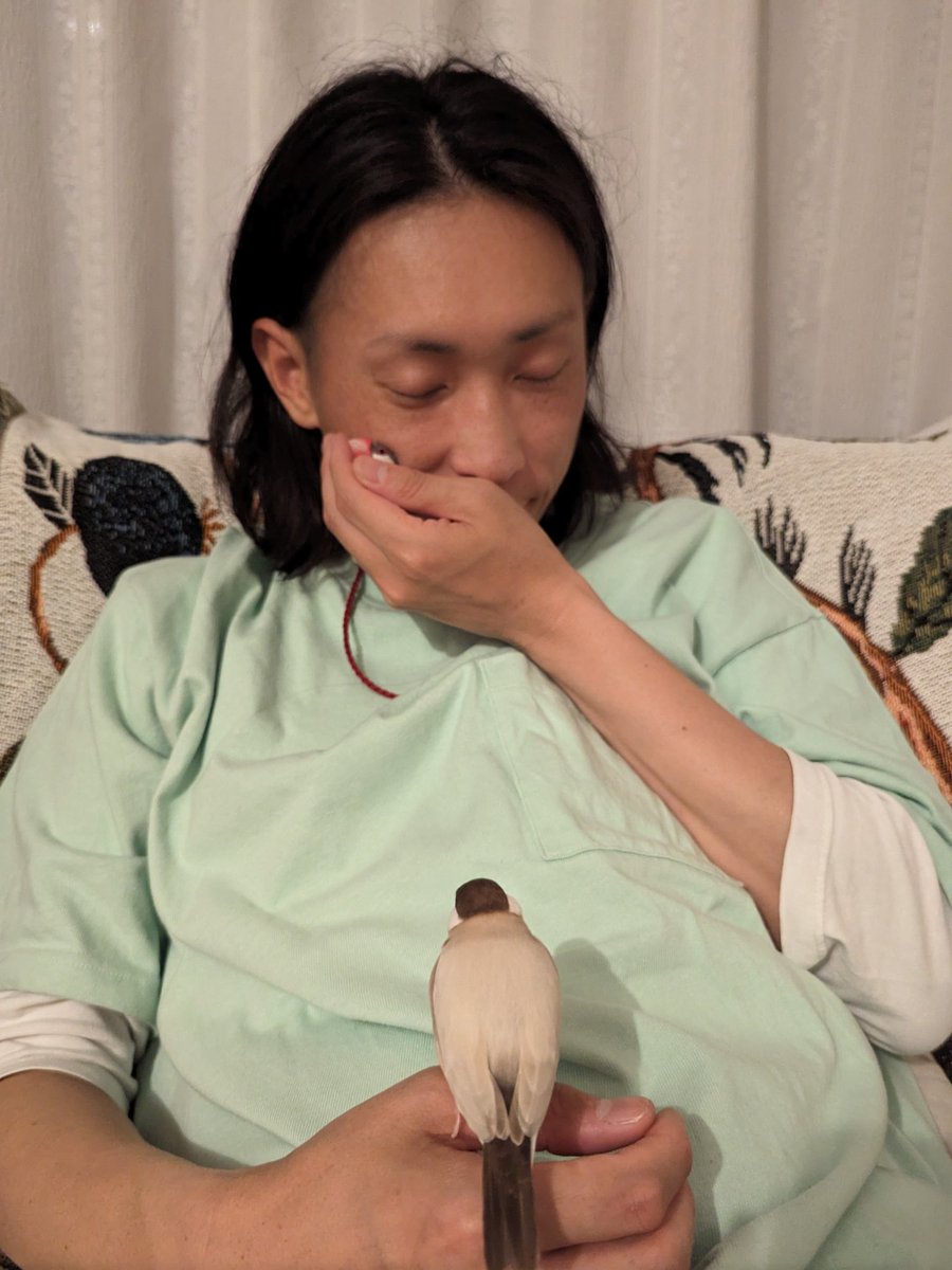 chan___bob's tweet photo. 順番待ちをしているキャメロンの背中が切ない… https://t.co/W3k2Hmb8S9