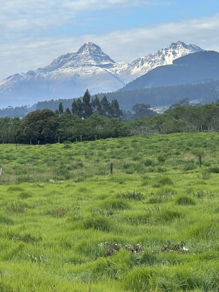 Illinizas, las hermosas montañas gemelas hacia el Sur de Quito. Era un volcán de una sola cumbre y una explosión hace miles de años produjo estos dos picos hermosos, que se pintan de nieve en ciertos días del año #Ecuador 🇪🇨🇪🇨🇪🇨 país mágico
