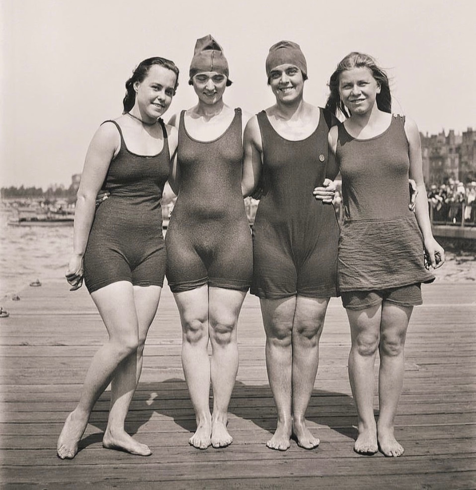 Its 1919 who you going to slip a length?
#goon #wank #edging #pickone #wankchat #gooning #swimsuits