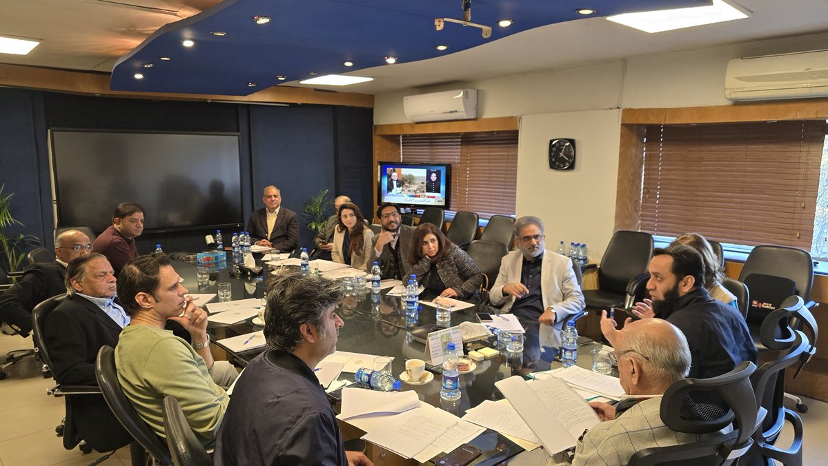 AnchorsPakistan's tweet photo. اینکرز ایسوسی ایشن کے وفد کی متنازعہ پیکا قانون سے متعلق وزیر اطلاعات اور سینیٹر عرفان صدیقی سے تفصیلی ملاقات۔ اینکرز نے مجوزہ پیکا قانون سے متعلق اپنے تحفظات بیان کئے اور حکومت پر واضح کیا کہ آزادی صحافت اور آزادی رائے پر کوئی پابندی اور ہراسانی قبول نہیں کی جائے گی https://t.co/k9J9i0AlAR
