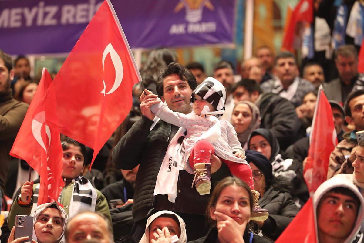 Van 8. Olağan İl Kongremiz Van’a, teşkilatımıza ve ülkemize hayırlı olsun. Önceki dönem il başkanımız Emre Güray’a teşekkür ediyor, il başkanı seçilen Abdulahat Arvas’a ve teşkilatımıza yeni dönemde hayırlı çalışmalar diliyorum.