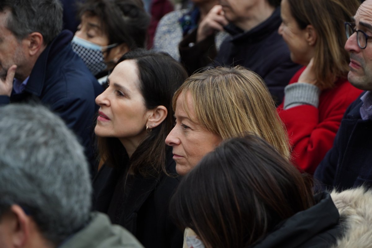 PVasco_EuskoL's tweet photo. Eusko Legebiltzarreko presidentea Gregorio Ordoñez oroitzeko eta omentzeko ekitaldian izan da Polloe hilerrian
➡️https://t.co/U4acJ0jO4F
La presidenta del @PVasco_EuskoL asiste al acto de recuerdo y homenaje a Gregorio Órdoñez en el cementerio de #Polloe
➡️https://t.co/bqAhx58EaA https://t.co/igZQ71dd54