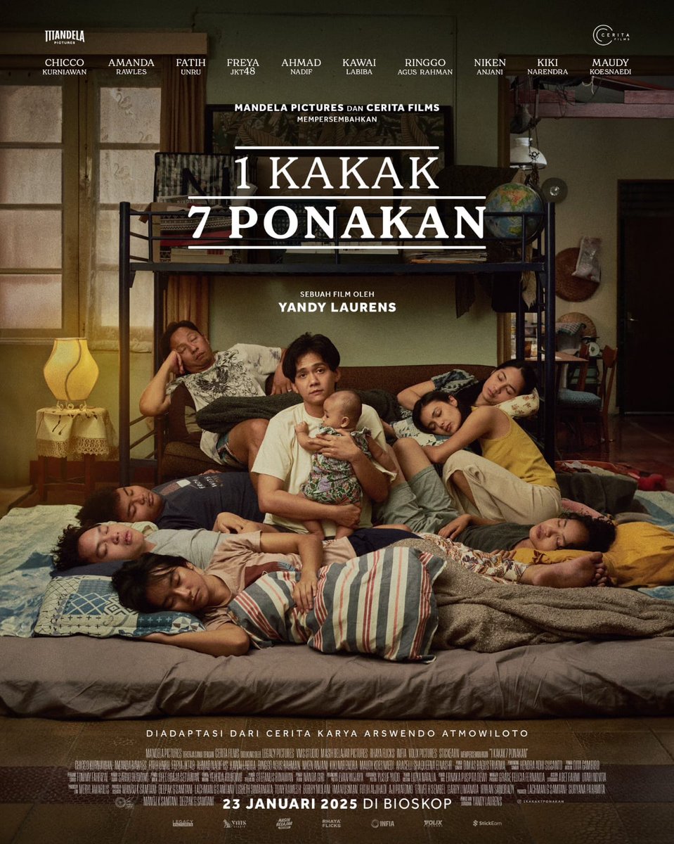 TarizSolis's tweet photo. "Kok aku ngerasa bersalah ya buat nyenengin diri sendiri?"

Baru awal tahun, tapi sinema Indonesia udah punya film sebagus 1 Kakak 7 Ponakan yg akan dengan mudah berdiri di jajaran film terbaik 2025. Bukan sebatas drama penguras air mata, karya Yandy Laurens ini juga memotret realita yg dihadapi kelas pekerja sembari memberi dekapan menguatkan & penuh kasih yg tanpa terasa membuat air mata mengalir.

Nyeritain seorang pemuda yg dipaksa keadaan buat mengevaluasi kembali pilihan hidupnya lantaran harus mengurus keponakan-keponakannya yg baru ditinggal mati kedua orang tua mereka, ini surat cinta nan indah yg ditujukan untuk para tulang punggung yg berjuang menghidupi keluarga, anak-anak yg merasa jadi beban bagi keluarganya & siapapun yg rela melepas mimpinya demi mendahulukan kebutuhan keluarga.