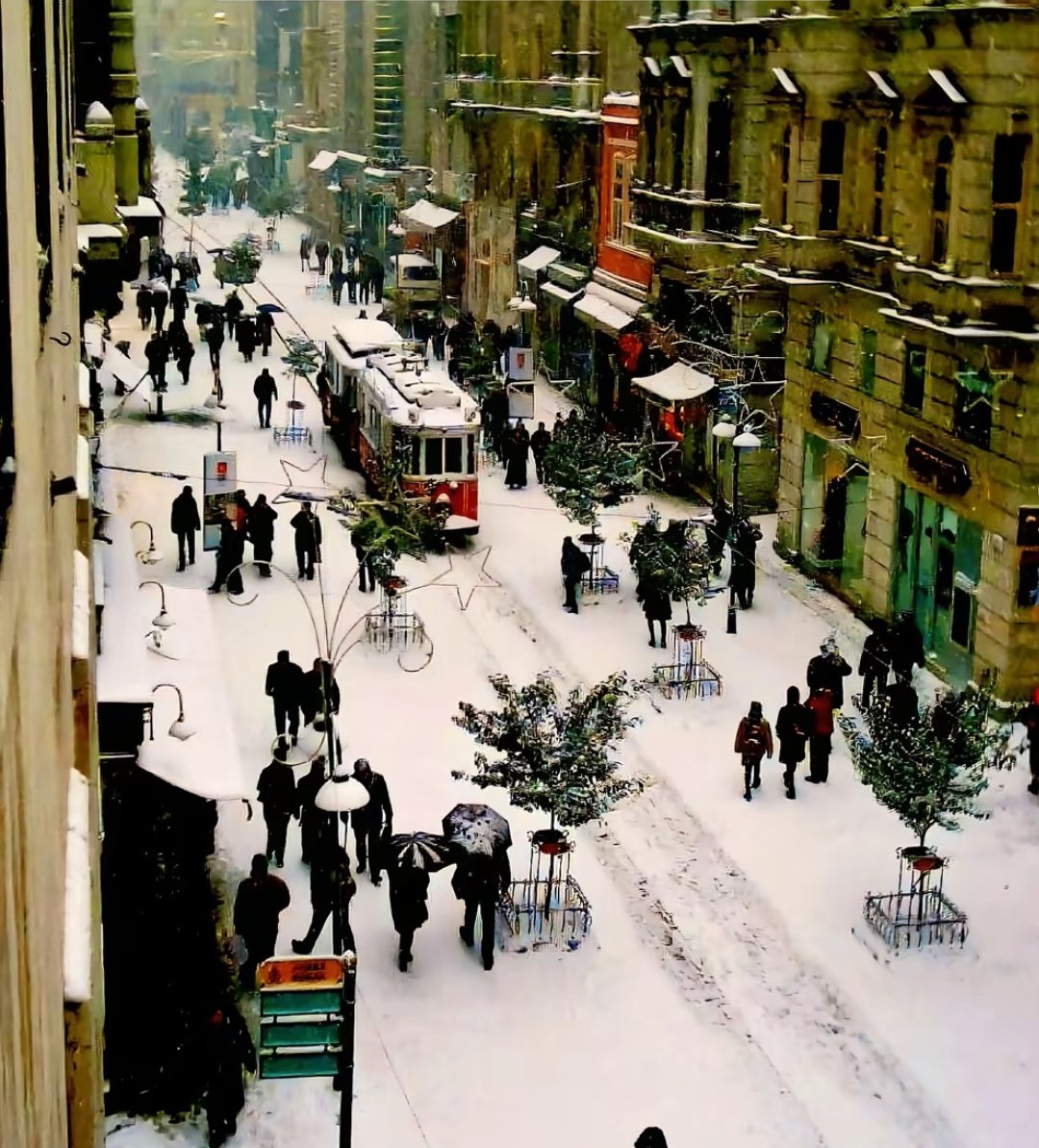 Bitmiş yoğurt kovalarına çiçek ekildiği  çağda yaşamak isterdim. Her şeyin mükemmel görünmek  zorunda olmadığı, sadeliğin ve samimiyetin değer gördüğü bir çağda... 

#2002