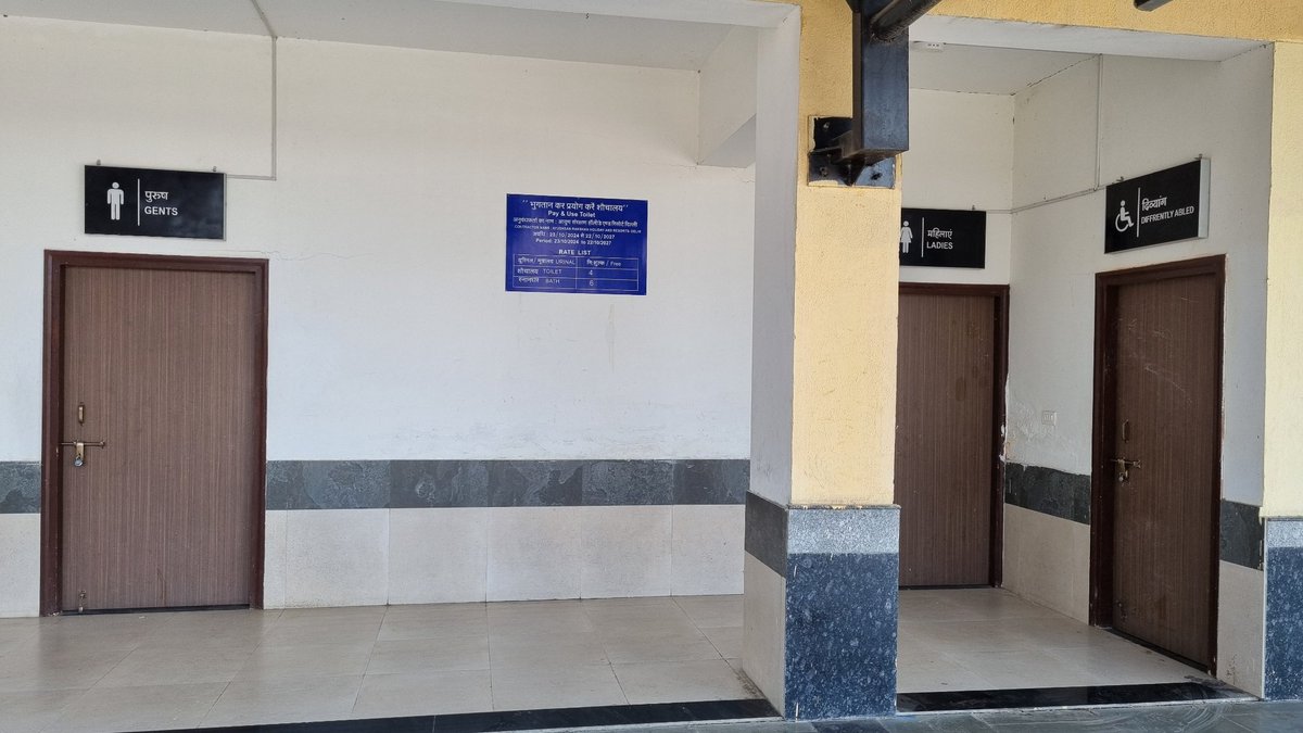 palakmech's tweet photo. @AshwiniVaishnaw @PMOIndia @RailMinIndia @Central_Railway New yognagari rishikesh railway station - Toilets at platform no -1  are in locked condition. How public convenience is locked even for divyangjan / physically disabled people. #indianrailwat https://t.co/FEfd8Qb46j