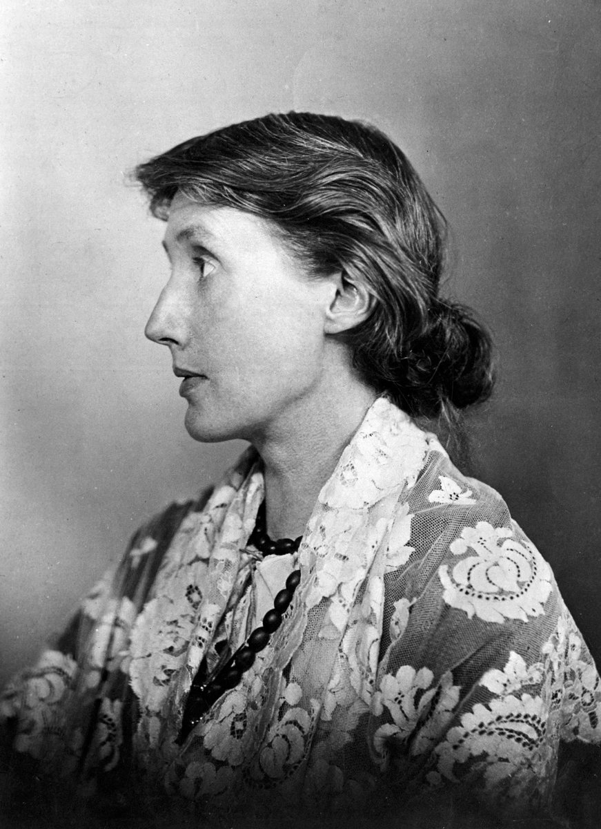 imartinrodrigo's tweet photo. Virginia Woolf nació el 25 de enero de 1882 en el barrio de Kensington, en Londres.

«Cierra con llave tus bibliotecas, si quieres, pero no hay barrera, cerradura, ni cerrojo que puedas imponer a la libertad de mi mente».
✏️ 'Una habitación propia'. https://t.co/GpxvC8DV0B