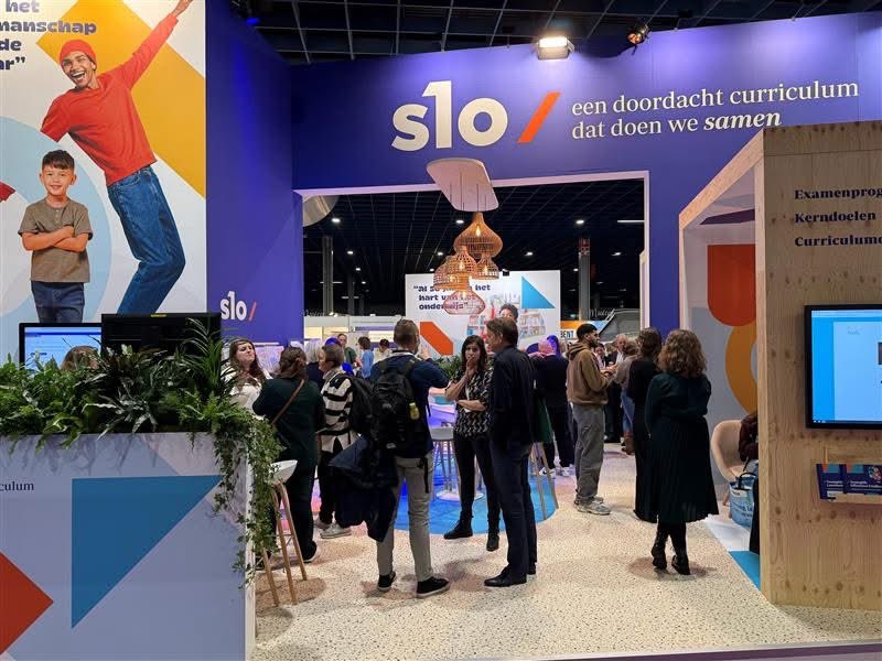 Heb je vragen over het geactualiseerde curriculum Nederlands? Of over #taalonderwijs op de basisschool in het algemeen? Ik sta vandaag in de <a href="/SLO_nl/">SLO</a> -stand klaar om met je in gesprek te gaan! #NOT2025 Hal 10 
#basisvaardigheden #leesoffensief
